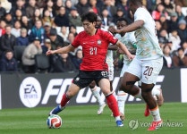 볼다툼 벌이는 배준호