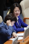 대화하는 서영교 의원과 추미애 의원