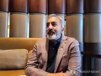 인터뷰하는 아미 베라 의원