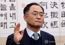 증인 선서하는 강백신 검사