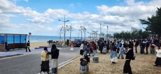 한적한 강릉 주문진 해변이 외국 관광객으로 북적이는 까닭은