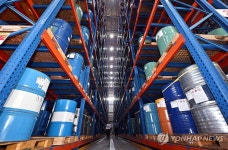 공작표페인트 | 적재된 페인트 제품들