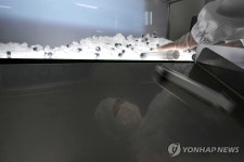 의료용품 원료 점검하는 직원