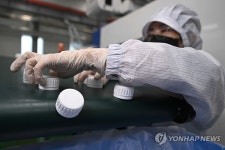 의료용품 원료 점검하는 직원