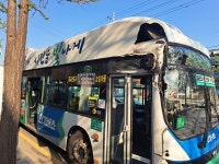 수원서 크레인 차량이 시내버스 충격…2명 부상