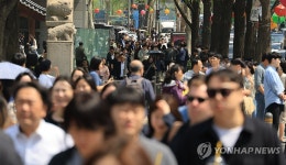 짧은 봄을 즐겨라!, 종로 산책하는 직장인들