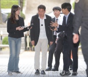 법정 들어서는 전한길