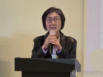 전시 설명하는 김형숙 서울대학교미술관장