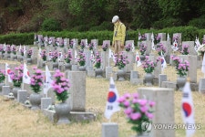올해도 찾은 친구의 묘