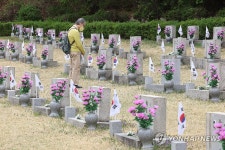 올해도 찾은 친구의 묘