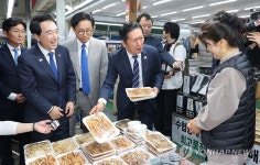 더불어민주당 정청래 대표, 보령시 대천항수산시장 방문
