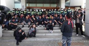 경남경찰 입구서 청장 면담요구