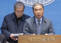 이화영 석방촉구 기자회견문 읽는 이재정 전 경기도 교육감