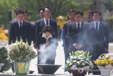 추미애 후보, 노 전 대통령 묘역 참배