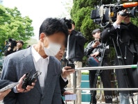 '수사무마 의혹' 현직 경찰·인플루언서 남편 구속 기로