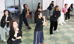 K-POP 댄스 배우는 외국인 유학생들