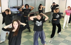 K-POP 댄스 배우는 외국인 유학생들