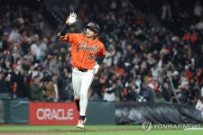 이정후 시즌 2호 홈런 쾅…올해 세 번째 한 경기 3안타(종합)