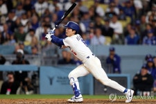 이정후 시즌 2호 홈런 쾅…올해 세 번째 한 경기 3안타(종합)