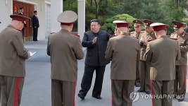 김정은, 서부지구 기계화보병사단관하 연합부대 방문