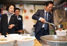 올네이션안성맞춤경기지사 | 국밥 포장하는 정청래 대표