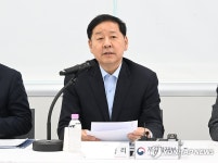구윤철, 의약품 원료 제조기업 찾아 대·중소기업 상생 강조