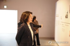 이미선 기상청장, '기상기후 사진전' 관람