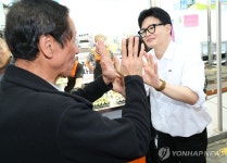부산 구포시장 상인들 만난 한동훈