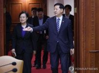 비상경제본부회의 입장하는 구윤철 부총리