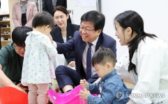 육아종합지원센터 방문한 최교진 교육장관