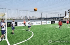 강물 위에 설치된 경기장에서 즐기는 풋살