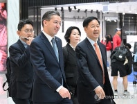 출국하는 구윤철 부총리