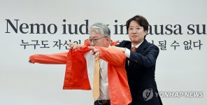 개혁신당 점퍼 입는 조응천 경기지사 후보