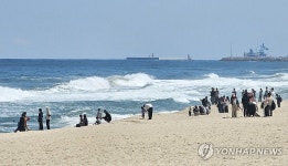 거센 파도 치는 강릉 경포해변