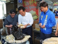 부천 상동시장 찾은 정청래 대표