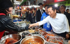 부천 상동시장 찾은 정청래 대표