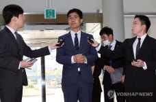 경찰 출석한 이원택 전북도지사후보