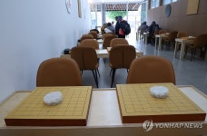 장기판 놓인 탑골 어르신 문화 놀이터
