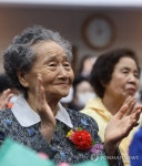어르신, 꽃길만 걸으세요