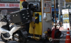 고유가에 알뜰주유소 찾는 시민들