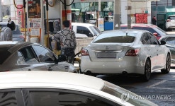 붐비는 알뜰주유소, 한산한 일반주유소