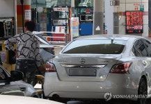 붐비는 알뜰주유소, 한산한 일반주유소