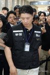 취재진 질문 받는 최승호 위원장