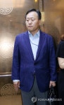 협상장 떠나는 여명구 사측 대표교섭위원