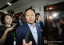 협상장 떠나는 여명구 사측 대표교섭위원