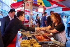 李대통령, 안동 시장 방문…찜닭 먹으며 외국인 관광객과도 인사