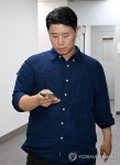 노조 조끼 벗은 최승호 위원장