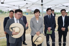 영농형 태양광 연구 현장 소개하는 이승돈 청장
