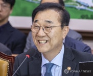 국민의힘 공세 속 답변하다 미소짓는 김윤덕 국토부 장관
