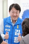 간담회 참석자와 대화 나누는 민주당 김용남 후보